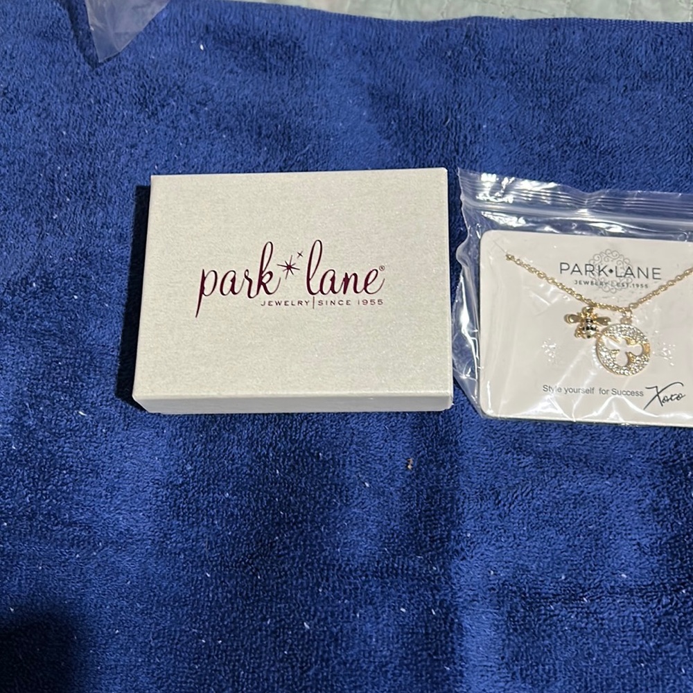 NWT bee and clover necklace